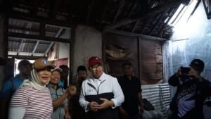 Wali Kota Yogyakarta Hasto Wardoyo dan Pendiri Diwa Foundation Diah Warih Anjani meninjau bagian dalam rumah di Cokrodiningratan yang akan dibedah.