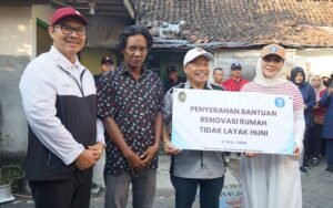 Penyerahan bantuan bedah rumah secara simbolis oleh Diwa Foundation diterima Tuwanggana Cokrodiningratan yang akan melaksanakan bedah rumah.