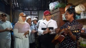 Hasto dan Diah bernyanyi bersama diiringi oleh ODGJ dari penghuni rumah yang dibedah di Cokrodiningratan.