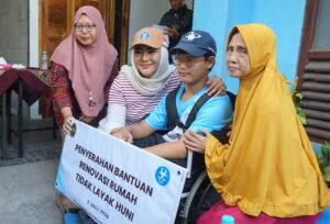 Penyerahan bantuan bedah rumah dari Diwa Foundation kepada warga dengan anggota keluarga disabilitas di Prawirodirjan.