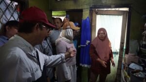 Rohmawati menunjukan kondisi kamar mandi yang tidak layak dan aksesibel untuk anaknya yang tuna daksa.